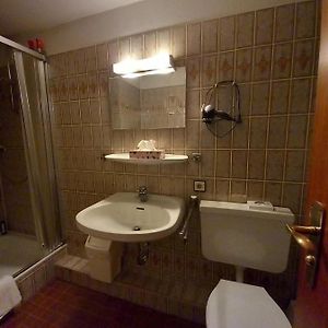 Standard Zimmer mit Kingsize-Bett